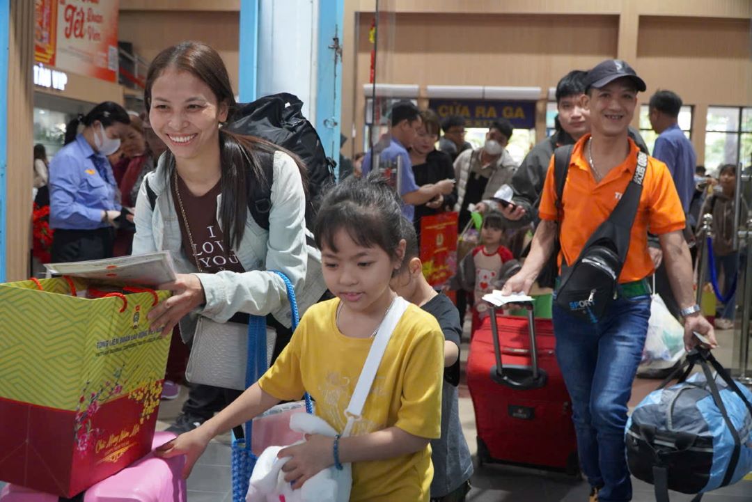 On the morning of January 20, Nguyen Thi Tho's family prepared to board the train to return home to celebrate Tet after 12 years away. Photo: Chan Phuc