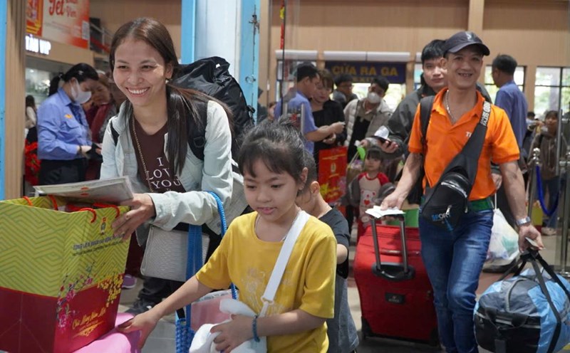On the morning of January 20, Nguyen Thi Tho's family prepared to board the train to return home to celebrate Tet after 12 years away. Photo: Chan Phuc