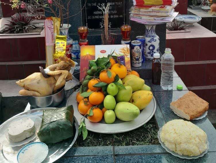 Offering offerings, reading prayers and repairing ancestors' graves are long-standing traditions of the Vietnamese people. Photo: Tung Do