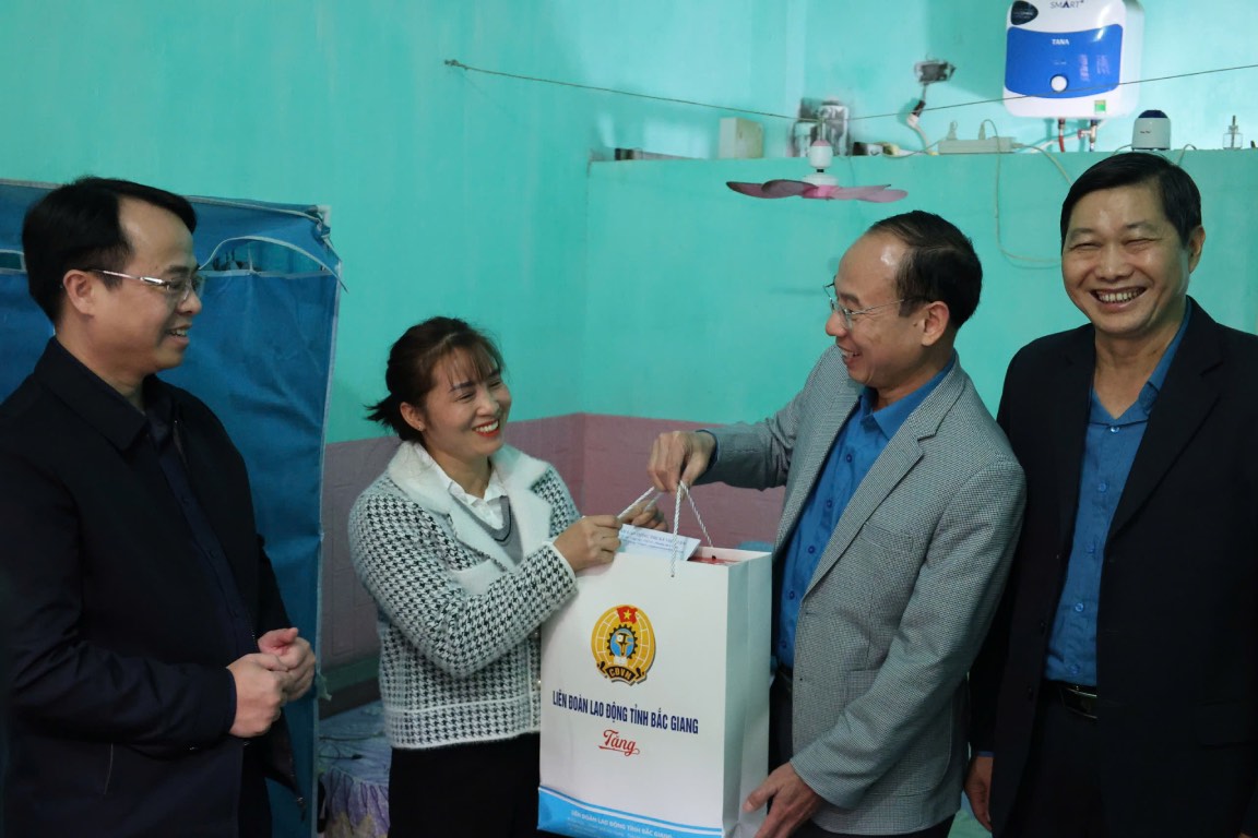 Mr. Le Duc Tho - Vice President of Bac Giang Provincial Labor Federation (2nd from right) presents gifts to workers. Photo: Quyet Chien