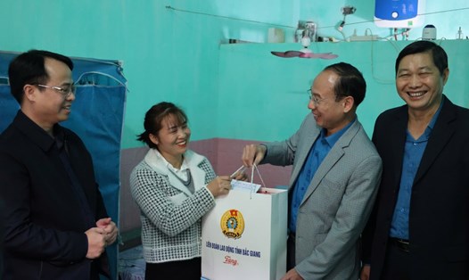 Ông Lê Đức Thọ - Phó Chủ tịch Liên đoàn Lao động tỉnh Bắc Giang (thứ 2 từ phải qua) trao quà tới công nhân lao động. Ảnh: Quyết Chiến