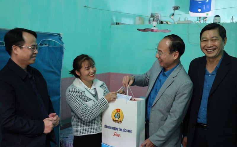 Mr. Le Duc Tho - Vice President of Bac Giang Provincial Labor Federation (2nd from right) presents gifts to workers. Photo: Quyet Chien