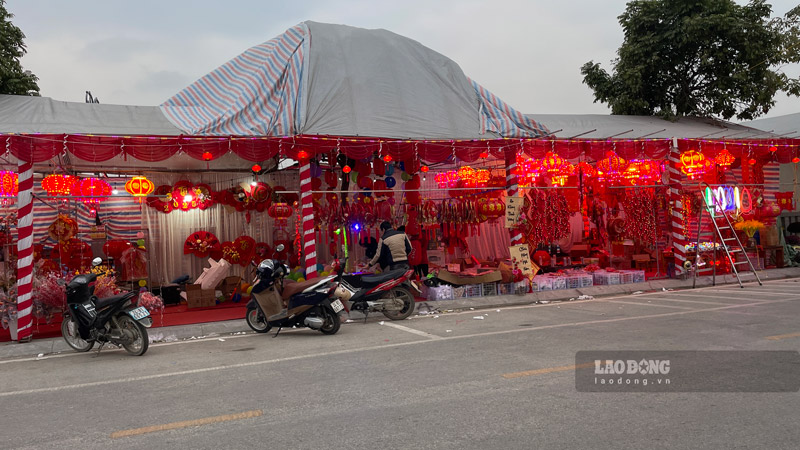 Hàng quán đồ trang trí Tết với màu đỏ đặc trưng cũng rực rỡ không kém trong những ngày cận Tết.