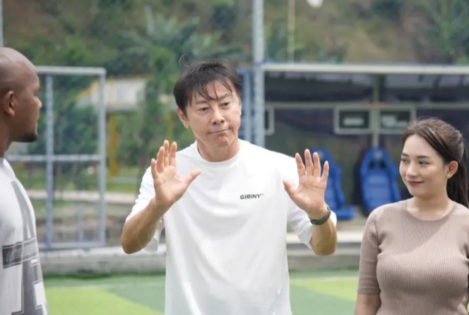 Coach Shin Tae-yong plays himself in Indonesian horror comedy. Photo: Bola