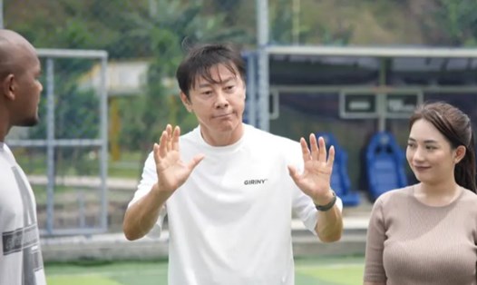 Huấn luyện viên Shin Tae-yong thủ vai chính mình trong bộ phim hài kinh dị của Indonesia. Ảnh: Bola