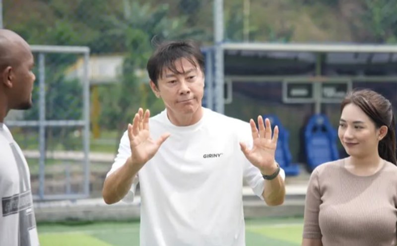 Coach Shin Tae-yong plays himself in Indonesian horror comedy. Photo: Bola