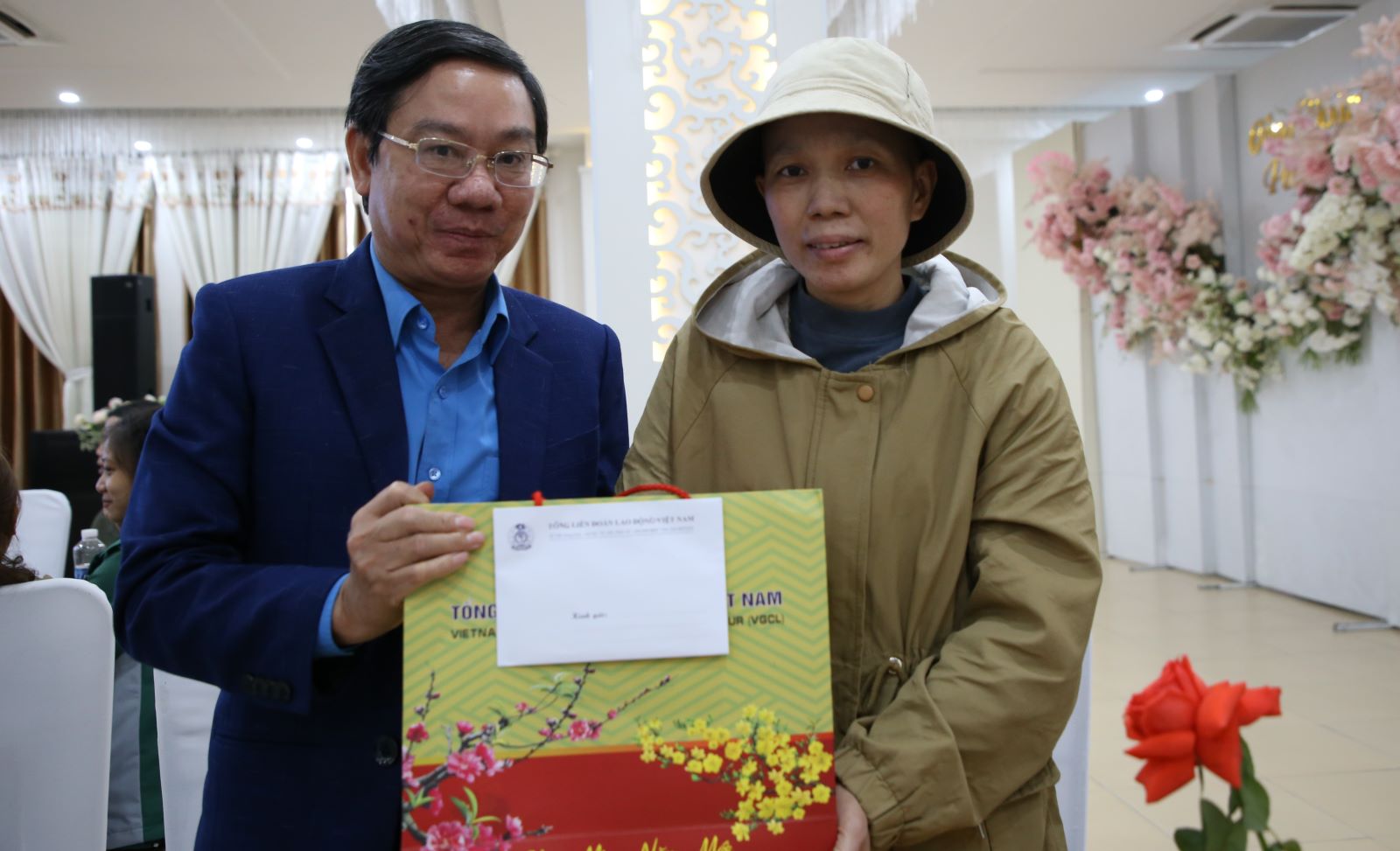 Mr. Nguyen The Lap - Provincial Party Committee member, Chairman of Quang Tri Provincial Labor Federation presented a gift to the female teacher. Photo: Hung Tho