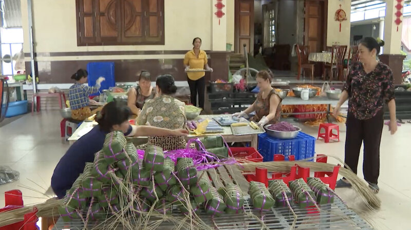 Tra Cuon Banh Tet village is bustling during Tet season. Photo: Hoang Loc