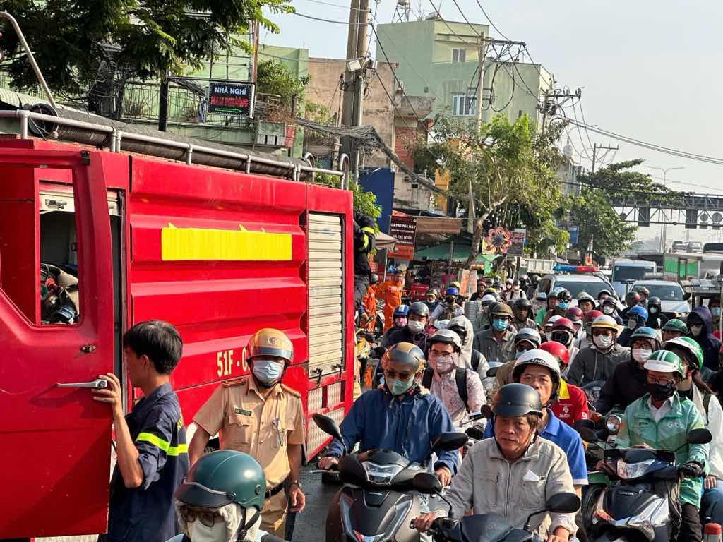 Fire at welding machine business in HCMC causes traffic jam