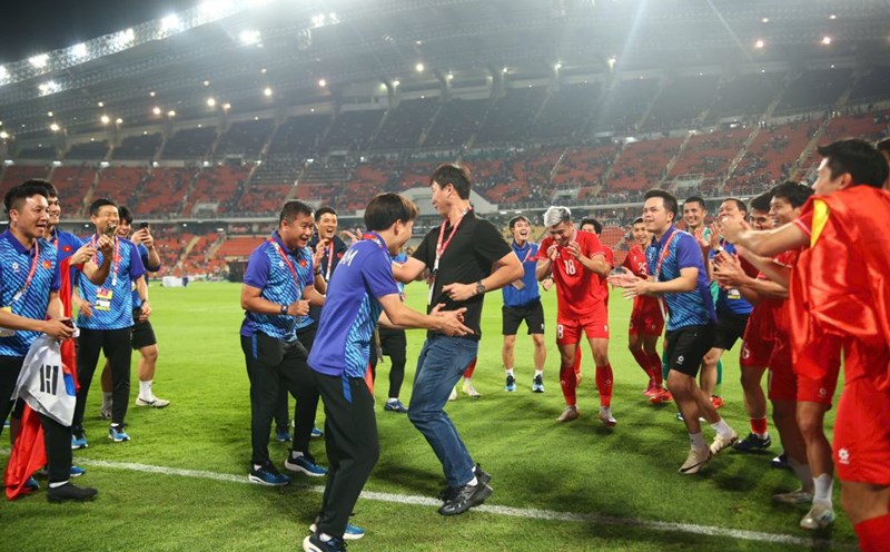 Coach Kim Sang-sik dances on the Rajamangala field. Photo: Anh Tien