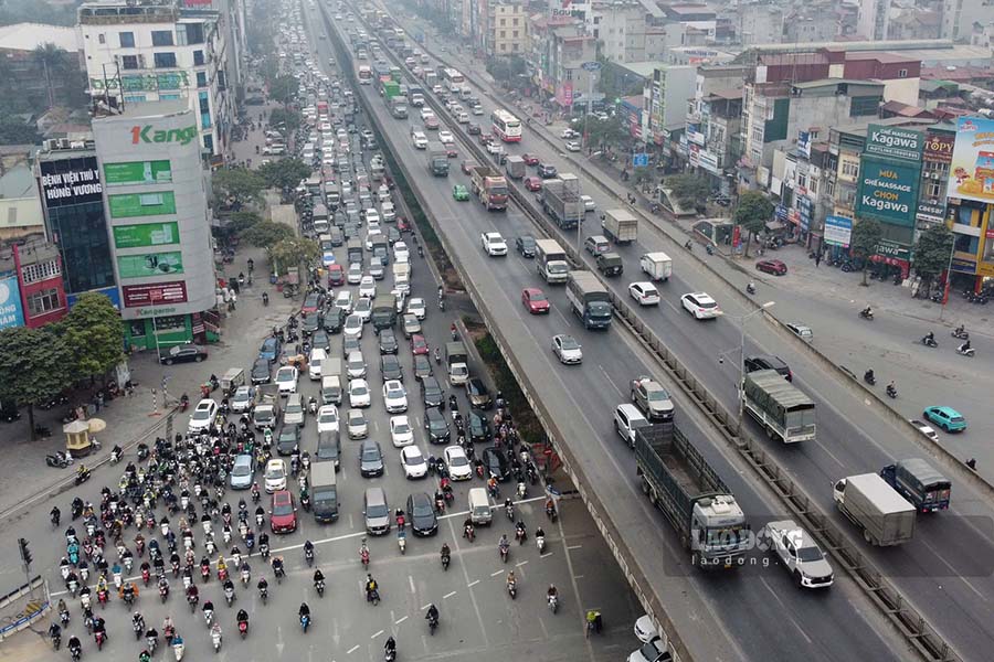 Sang dau tuan, nhieu tuyen duong trung tam TP Ha Noi xay ra un tac cuc bo. Ghi nhan tren cac tuyen duong dan ve nut giao Nguyen Trai - Khuat Duy Tien (nut giao vua to chuc lai giao thong), luong phuong tien rat dong duc.