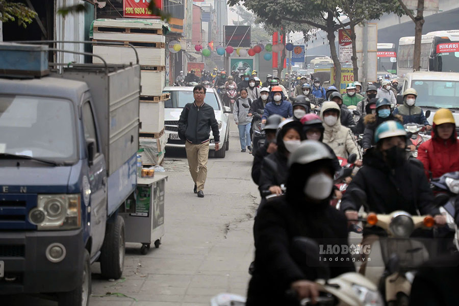 Tren duong Nguyen Xien huong ve nut giao Nguyen Trai - Nguyen Xien, xe may tran len via he, nguoi di bo co mot khoang nho de di chuyen.