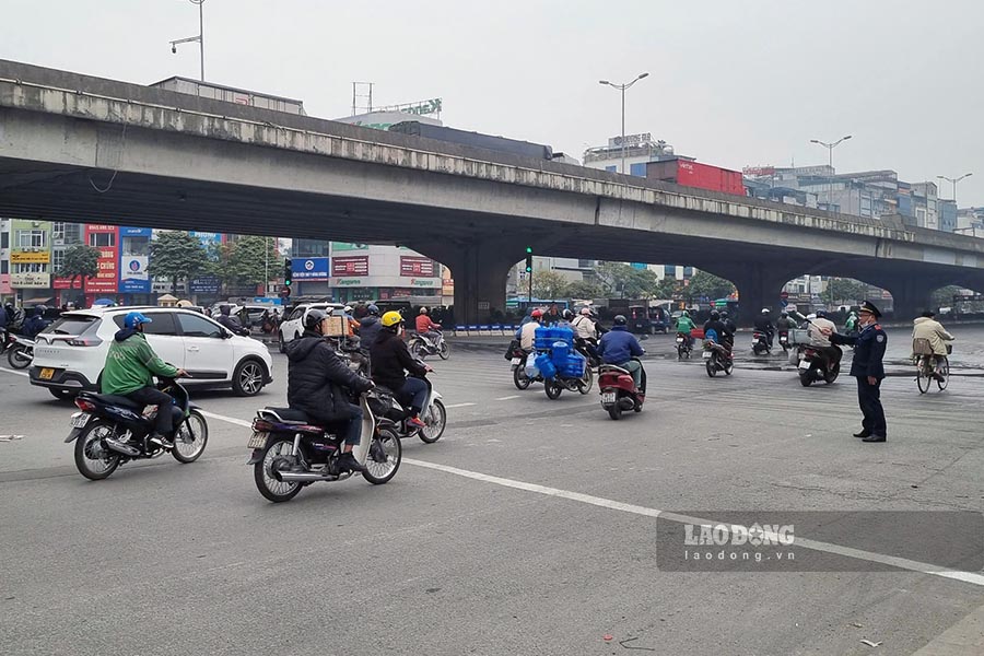 Nut giao kha thong thoang, trong khi cac duong dan ve nut giao lai xay ra un tac keo dai. “Xe co may ngay nay dong kinh khung, tu sang den toi. Nhung chac vai hom nua moi nguoi ve que an Tet se thong thoang“, anh Dinh Thanh (Ha Dong, Ha Noi) chia se.