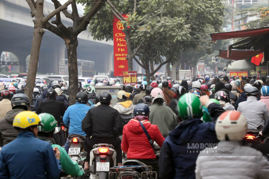 Nhieu thoi diem xe may gan nhu chiem tron via he duong Nguyen Xien. Hanh vi nay co the bi xu phat tu 4-6 trieu dong. Tuy nhien, de thoat khoi un tac phia duoi, nhieu nguoi dan van bat chap vi pham.