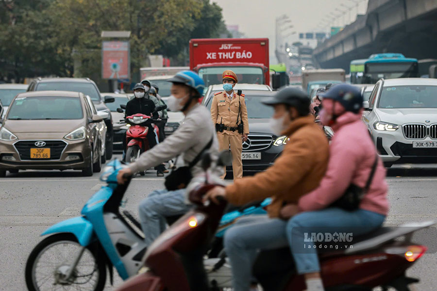 Tai nut giao Nguyen Trai - Khuat Duy Tien - Nguyen Xien, luc luong chuc nang tuc truc de dieu tiet giao thong. Mot so thoi diem nguoi tham gia giao thong di theo su huong dan cua luc luong chuc nang thay vi den tin hieu.