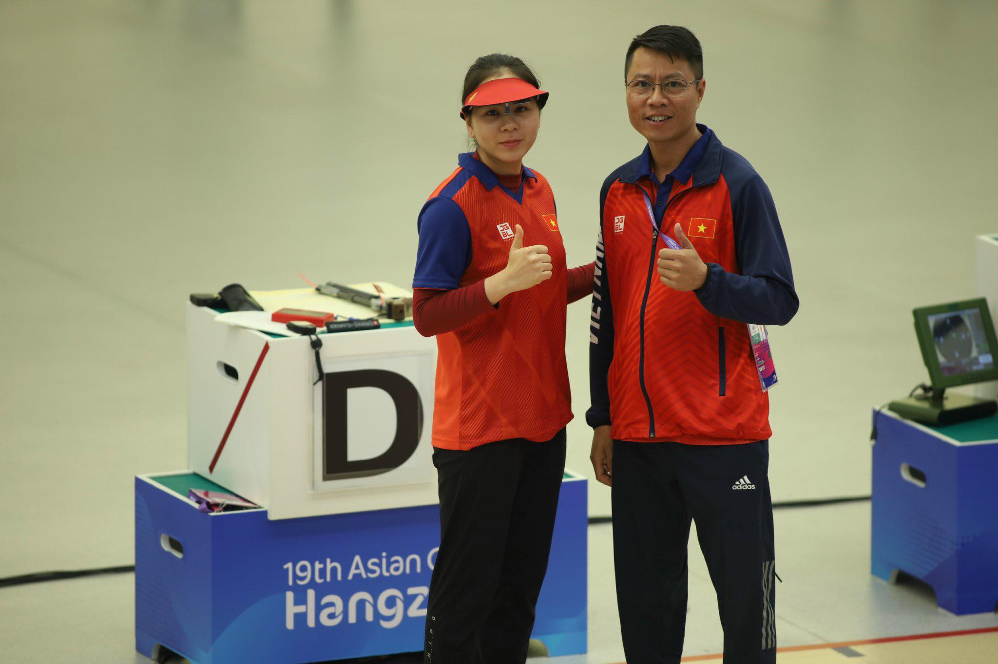 Xa thu Trinh Thu Vinh va huan luyen vien Tran Quoc Cuong tai ASIAD 19. Anh: Bui Luong