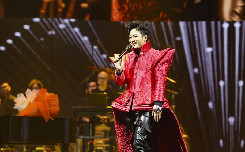 Tung Duong in the live show "Singing Man". Photo: Character provided