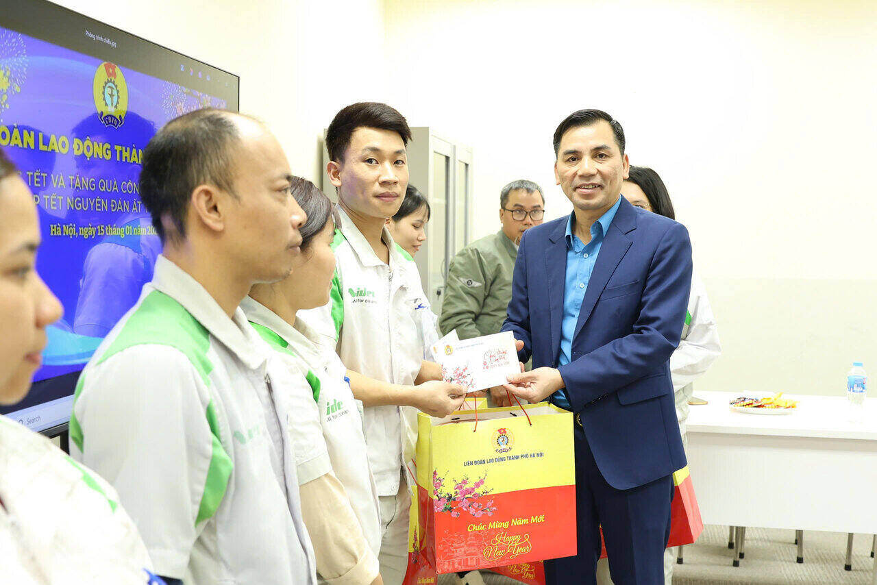 Mr. Le Dinh Hung gives Tet gifts to workers in difficult circumstances in Thach That district. Photo: Ngoc Anh
