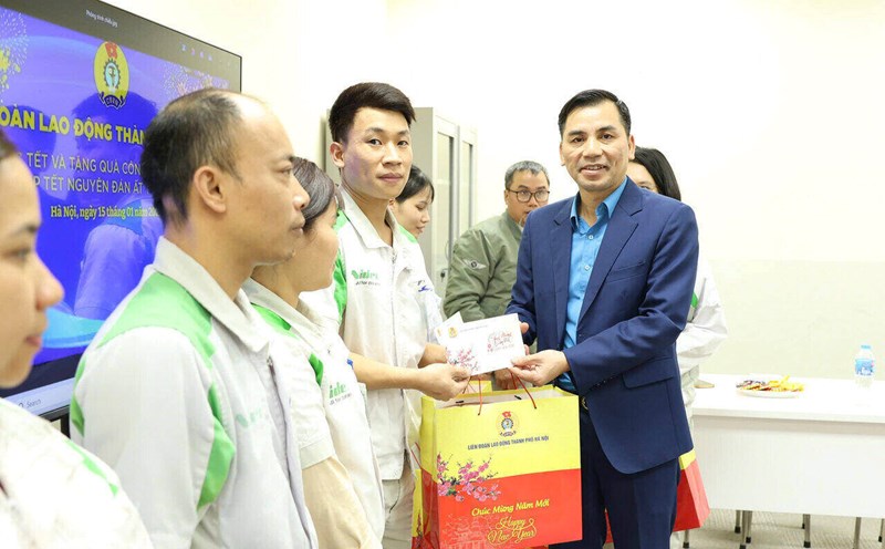 Mr. Le Dinh Hung gives Tet gifts to workers in difficult circumstances in Thach That district. Photo: Ngoc Anh