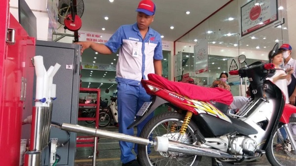 Kiểm định khí thải xe máy. Ảnh: Huy Lộc