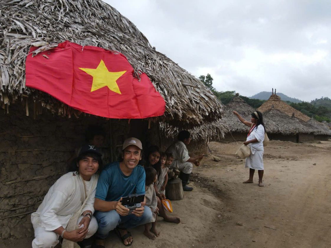 Noah Nguyen trong lang bo lac Kogi o Colombia. Anh: Nhan vat cung cap