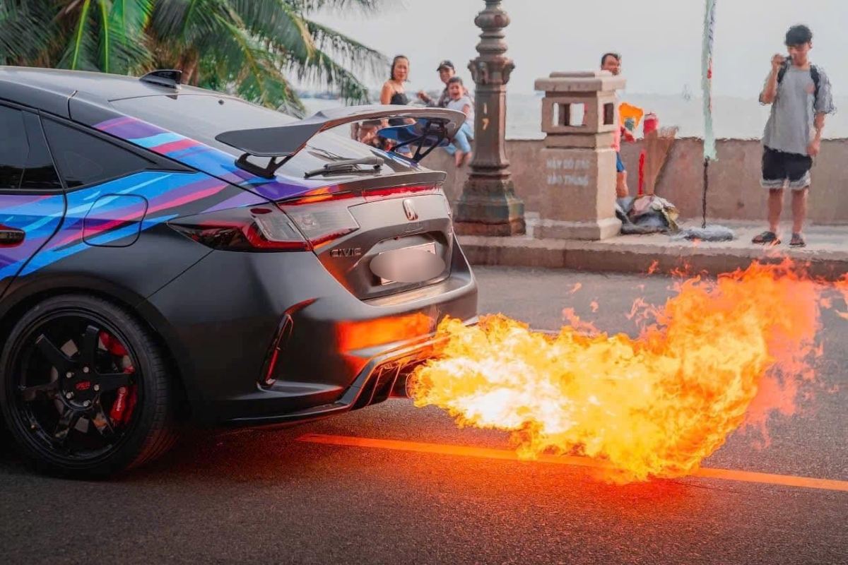 A vehicle roars fire on the road in Vung Tau City. Illustration: Cao Thanh Phong