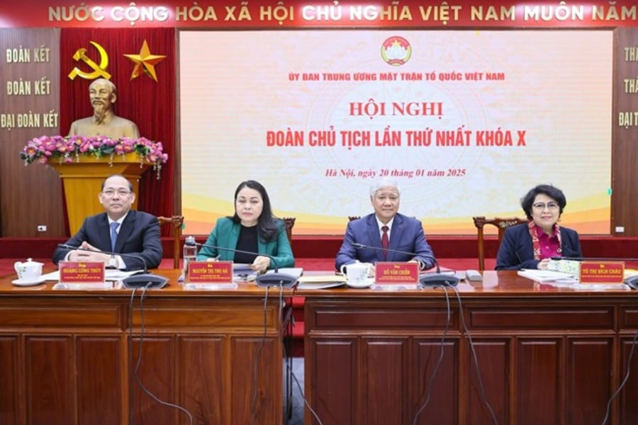 Chu tich Uy ban Trung uong MTTQ Viet Nam Do Van Chien chu tri hoi nghi. Anh: Pham Dong