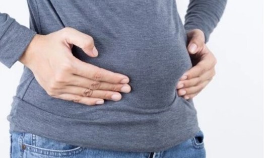 Một trong những dấu hiệu phổ biến nhất khi tiêu thụ quá nhiều chất xơ là đầy hơi và chướng bụng. Ảnh: Shutterstock.
