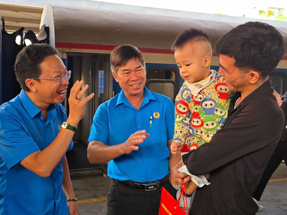 Ho Chi Minh City trade union officials visited and encouraged workers to return home to celebrate Tet on the "Trade Union Train - Spring 2025" organized by the Vietnam General Confederation of Labor. Photo: Anh Tu