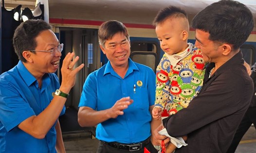 Cán bộ công đoàn TPHCM hỏi thăm, động viên công nhân về quê đón Tết trên “Chuyến tàu Công đoàn - Xuân 2025” do Tổng LĐLĐ Việt Nam tổ chức. Ảnh: Anh Tú
