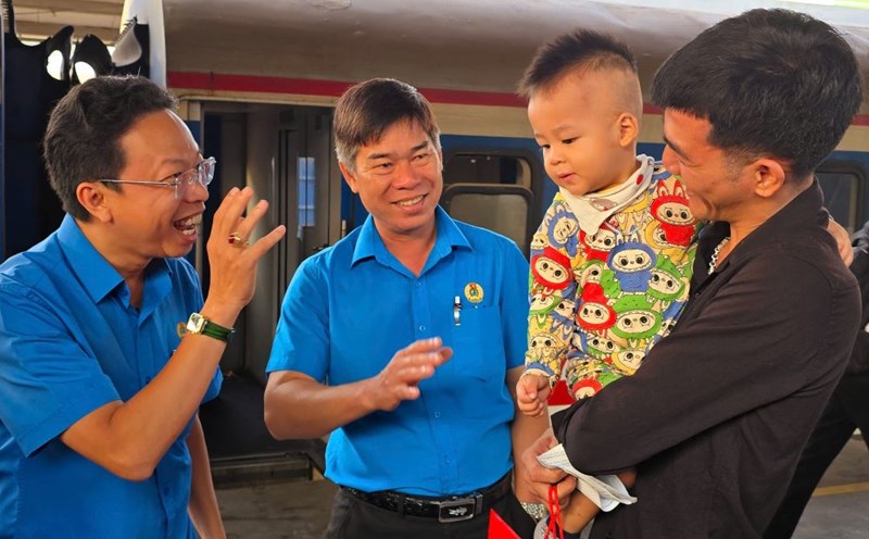 Ho Chi Minh City trade union officials visited and encouraged workers to return home to celebrate Tet on the "Trade Union Train - Spring 2025" organized by the Vietnam General Confederation of Labor. Photo: Anh Tu