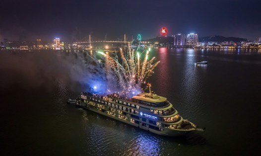 Bắn pháo hoa trên tàu nhà hàng trên vịnh Hạ Long. Ảnh: Nguyễn Hùng