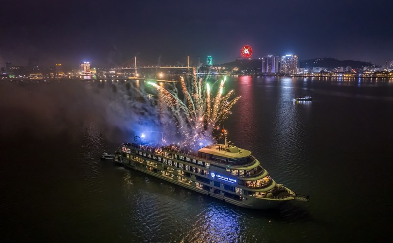 Fireworks on a restaurant boat in Ha Long Bay. Photo: Nguyen Hung