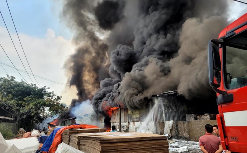 The scene of a company fire in Thuan An city, Binh Duong province. Photo: Dinh Trong
