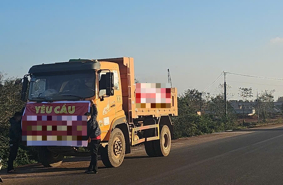 Many workers are at risk of missing Tet due to long-standing debts between businesses. Photo: Bao Trung