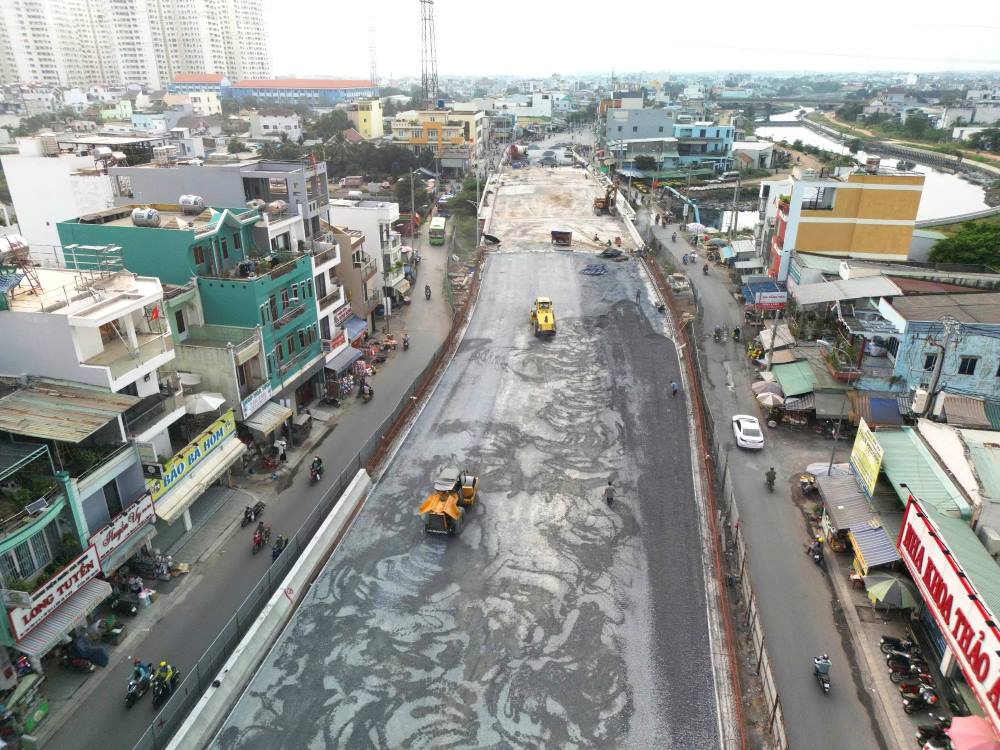 Cau hoan thien cung viec mo rong duong Tan Ky - Tan Quy giup giam un tac cua ngo tay thanh pho, ket noi cac huyen Hoc Mon, quan Binh Tan, Tan Phu, Tan Binh voi san bay Tan Son Nhat va khu trung tam. Anh: Minh Tam