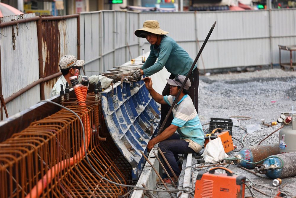 Tren cong truong chi con vai cong nhan son dam lai va don dep ve sinh be mat cau truoc ngay thong xe. Anh: Minh Tam