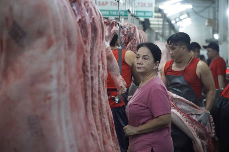 Controlling the supply of agricultural and seafood products in Ho Chi Minh City during Tet.