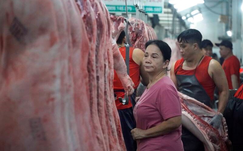 Controlling the supply of agricultural and seafood products in Ho Chi Minh City during Tet.
