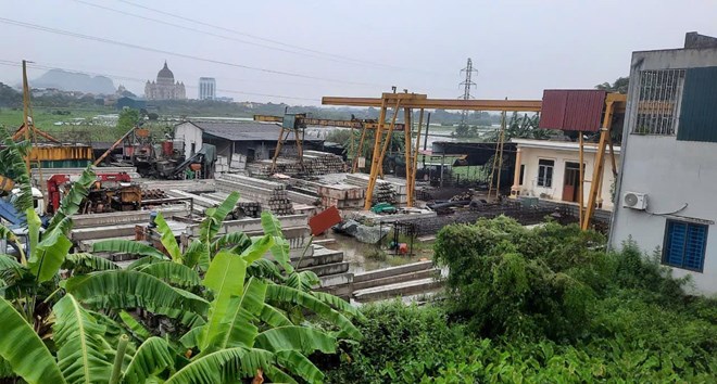 The Chairman of Gia Xuan Commune People's Committee and two commune officials were proposed to be disciplined with warnings for leasing land to Mr. Nguyen Ngoc Ha - Director of Tan Phu Do Investment and Trading Company Limited without authority. Photo: Nguyen Truong