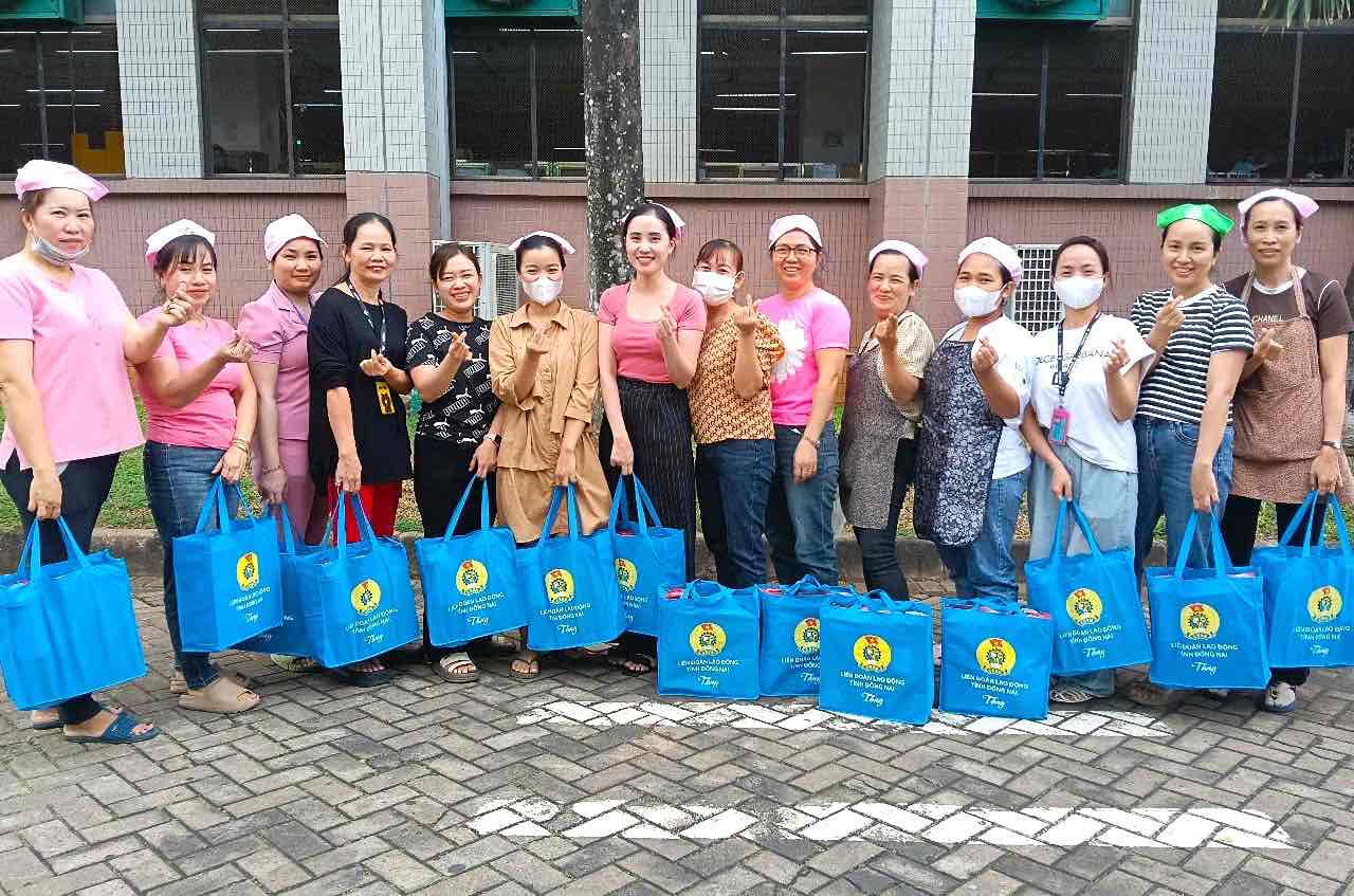 Thousands of Tet gifts were given to union members and workers. Photo: Union of Pousung Vietnam Co., Ltd