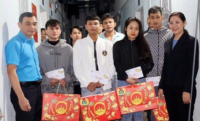 Công đoàn mang quà Tết đến tận phòng trọ công nhân Quảng Ngãi
