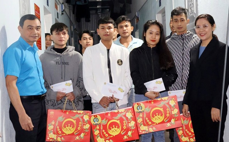 Ms. Huynh Thi Anh Suong - Deputy Head of the National Assembly Delegation of Quang Ngai Province (far right) and Mr. Tran Dai Thang - Vice President of the Quang Ngai Provincial Labor Federation (far left) went to the workers' rented rooms to give Tet gifts. Photo: Quoc Chinh.