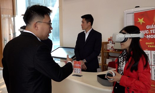 Khách tham quan điểm di tích lịch sử Vũng Đục, TP Cẩm Phả, tỉnh Quảng Ninh qua công nghệ Vr 360. Ảnh: Đoàn Hưng