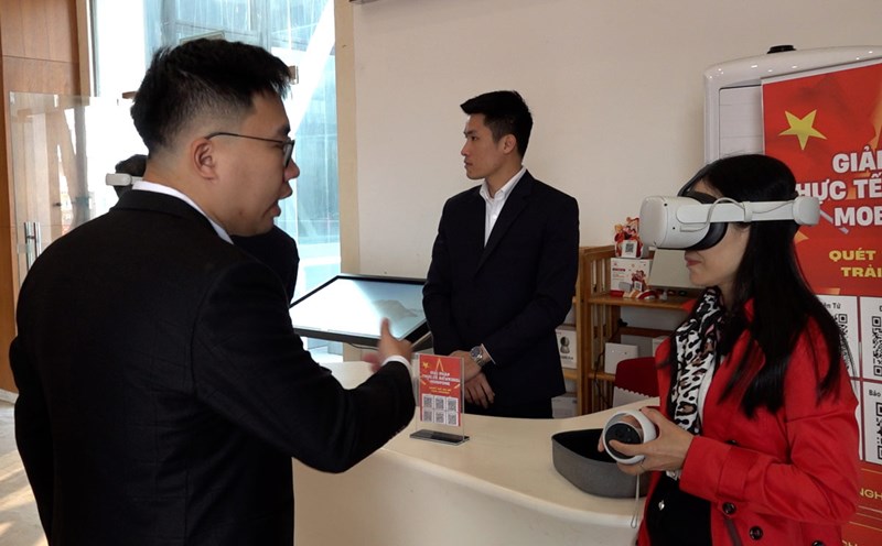 Visitors visit the historical site of Vung Duc, Cam Pha City, Quang Ninh Province via 360 VR technology. Photo: Doan Hung