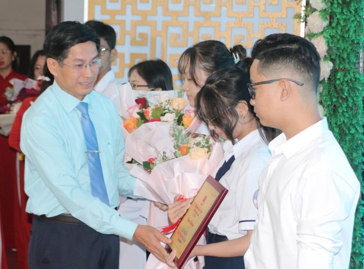 Commending students with high achievements in 2024. Photo: Nhat Ho