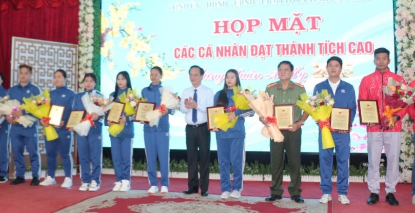 Chu tich UBND tinh Bac Lieu tuyen duong ca nhan thanh tich cao nam 2024. Anh: Nhat Ho