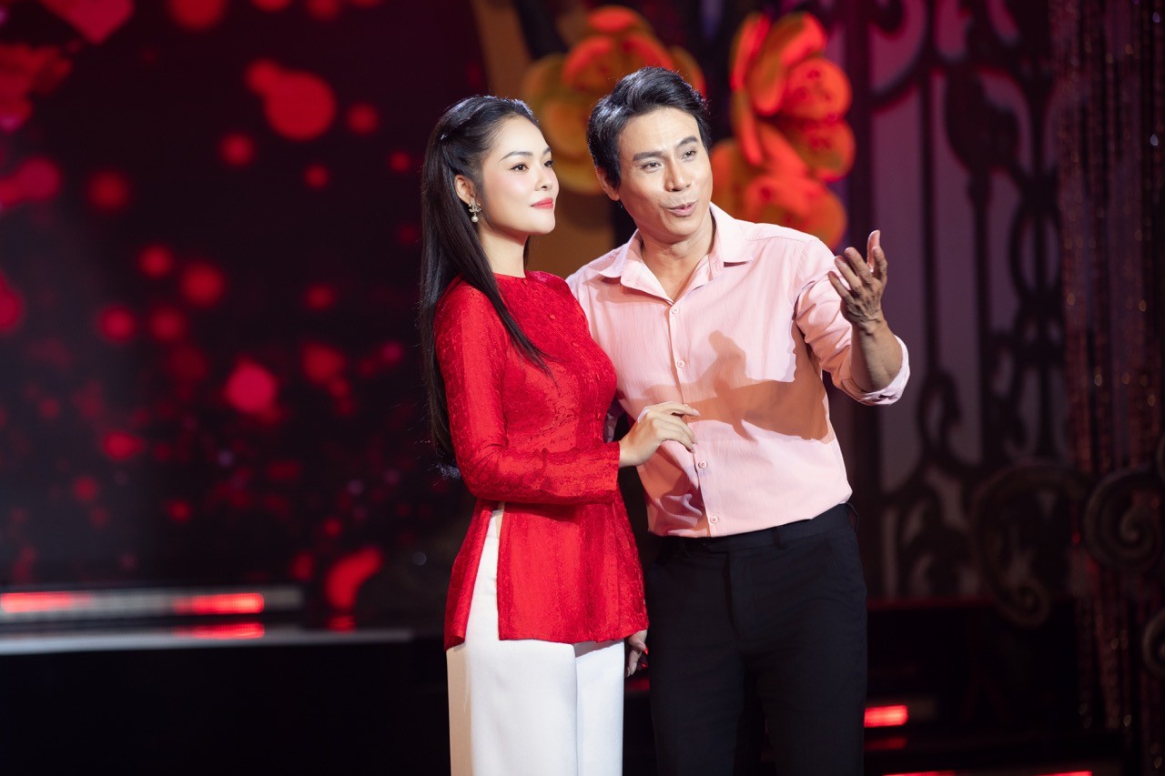 The couple performed on stage. Photo: Artist provided.