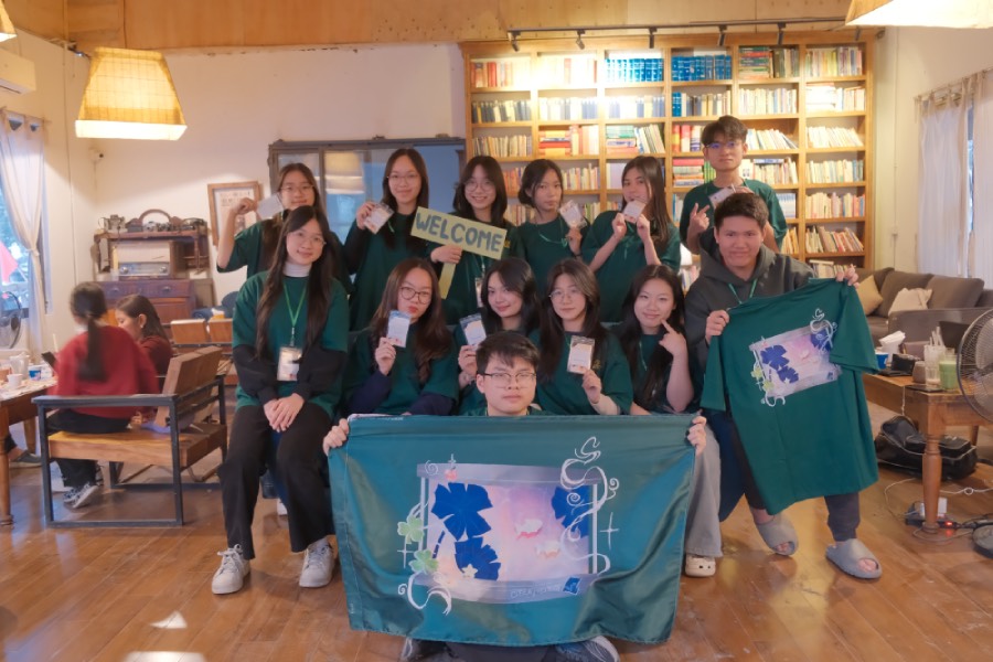 Organizing members of the event "The Beginning" about the environment. Photo: Gia Han