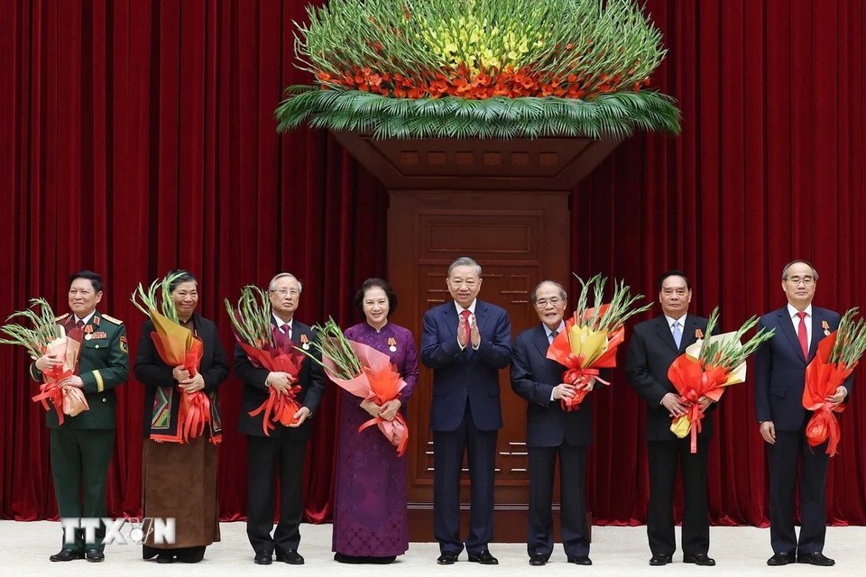 Tong Bi thu To Lam trao tang Huan chuong Ho Chi Minh va tang hoa chuc mung cho cac dong chi nguyen lanh dao Dang, Nha nuoc. Anh: TTXVN